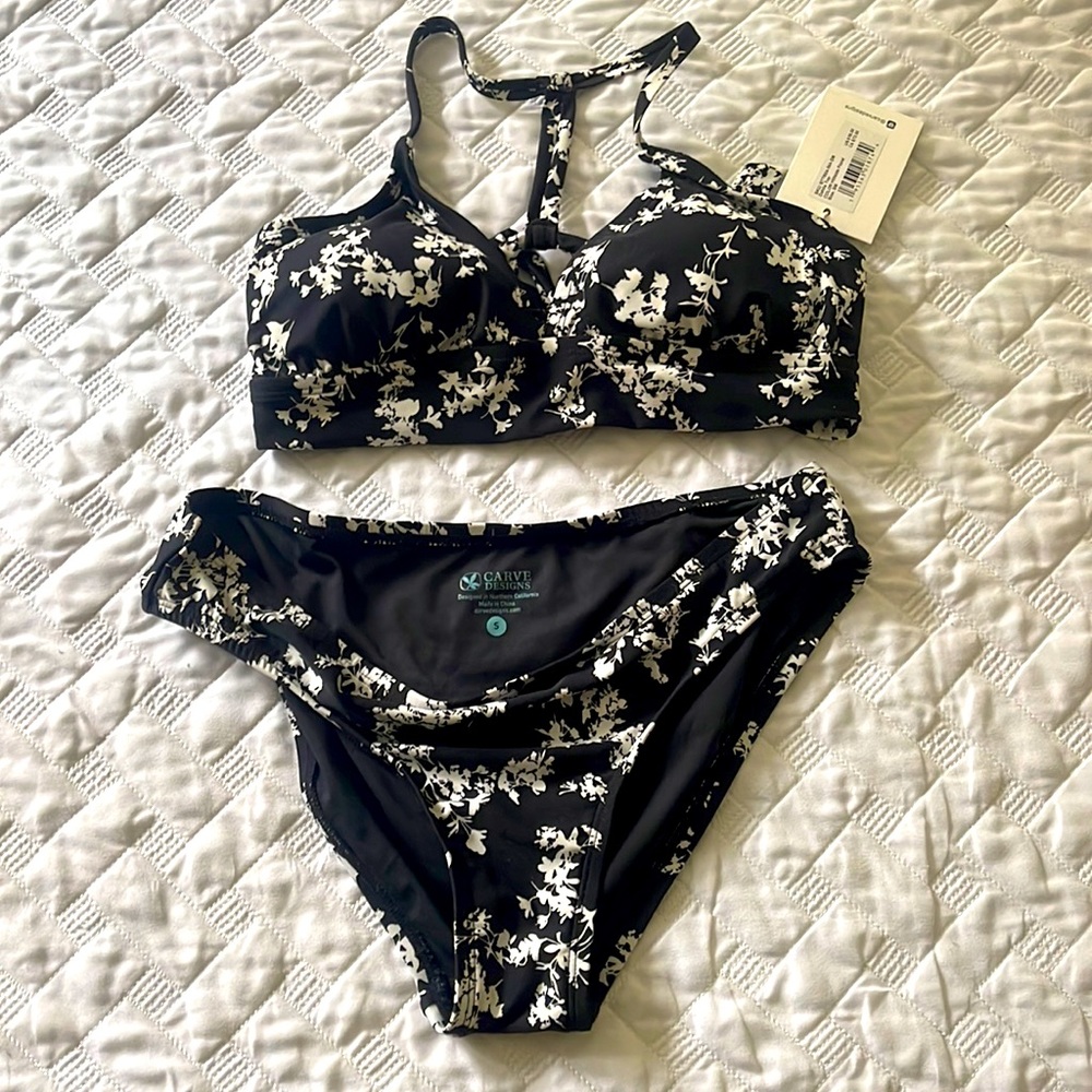 Carve Dahlia Bikini S Black and White Hillside Floral